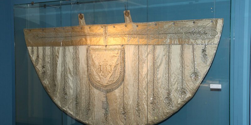 Das Brautkleid von Margit Cziraky, verheiratete Esterházy, wurde zu einem Vespermantel umgearbeitet. Der Mantel ist im Original im Diözesanmuseum ausgestellt und ähnelt dem Brautkleid von Maria Theresia Coreth.