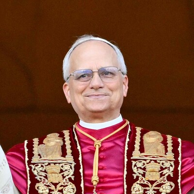 Download von www.picturedesk.com am 09.05.2025 (09:28). Newly elected Pope Leo XIV, Robert Prevost arrives on the main central loggia balcony of the St Peter's Basilica for the first time, after the cardinals ended the conclave, in The Vatican, on M