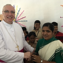 Bischof Zsifkovics mit der pädagogischen Leiterin des Heims