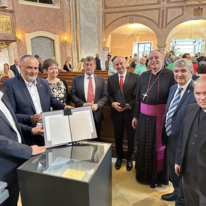 Bürgermeister Steiner, Landeshauptmann Doskozil, Kunsthistorikerin Weinhäusel-Farkas, Vorstandsvors. der Esterházy Privatstiftungen, Ottrubay, Diözesankonservator Weinhäusel, Bischof Zsifkovics, 2. LT-Präsident Temmel und Propsteipfarrer Wessely