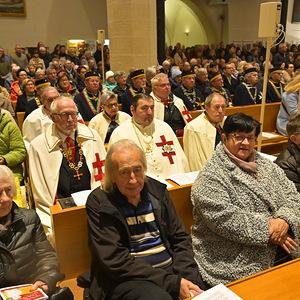 Zahlreiche Besucher:innen im Martinsdom.