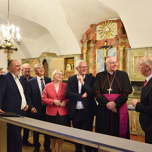 Landeshauptmann Doskozil, Wirtschaftlicher Generaldirektor Stipsits, 2. LT-Präsident Temmel, Superintendentialkuratorin Grabenhofer, Bürgermeister Steiner und Diözesanbischof Zsifkovics beim Rundgang mit Diözesankonservator Weinhäusel