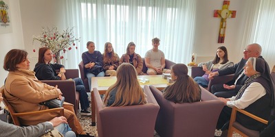 Die Teilnehmerinnen und Teilnehmer am Theotag werden ermutigt, dem Bischof kritische Fragen zu stellen.