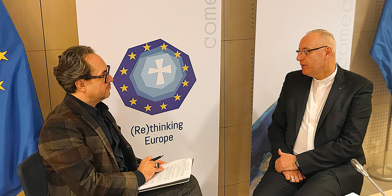 Europabischof Ägidius J. Zsifkovics, im Bild zu sehen am 15. März 2019 in Brüssel (zum Zeitpunkt der damals auf Hochtouren laufenden Brexit-Gespräche) im Interview mit Dominik Orieschnig, Pressesprecher der Diözese Eisenstadt