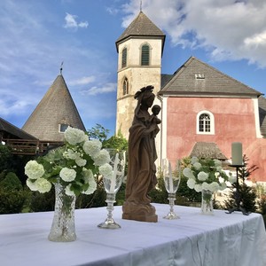 Maiandacht im Schlosshof.