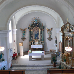 Der Altarraum (Presbyterium) - Ort der Eucharistiefeier