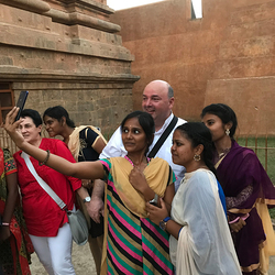 Auch Pfarrer Brei wird zur Tempelattraktion