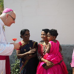 Eine Blume des Dankes an Bischof Zsifkovics, die mehr aussagt als 1000 Worte