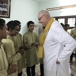 Im Gespräch fühlt der Bischof den Novizen auf den Zahn