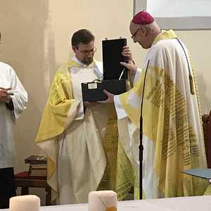 Reich beschenkt: Nach einem großzügigen Baukostenzuschuss der Diözese, technischem und künstlerischem Know-how für die Sanierung, einer Glocke und den Reliquien der heiligen Apostel Peter und Paul überreicht Bischof Zsifkovics dem Pfarrer seiner Heim