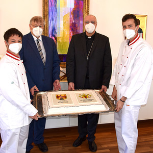 Stellvertretend für alle Lehrenden und Schülerinnen und Schüler überreichten der Direktor der Berufsschule Eisenstadt Johannes Fenz und die Lehrlinge im zweiten Lehrjahr, Stefan Ruiter aus Buchschachen und Roman Till aus Neufeld die Torte.