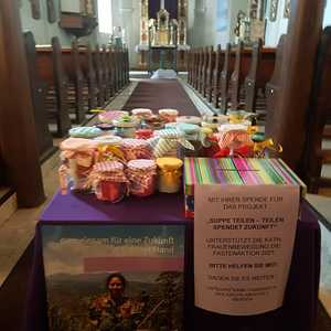 Suppenrezepte und Suppenwürfel im Glas