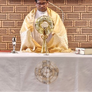 Pater Rijo mit Monstranz