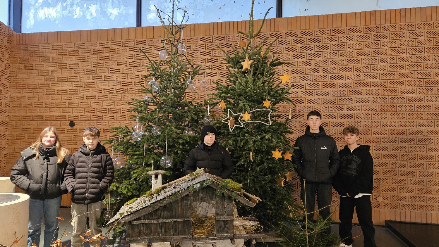Christbaum schmücken durch Pfarrjugend