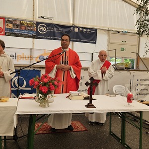 Gottesdienst im Festzelt
