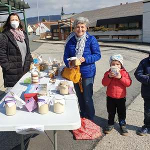 Suppe im Glas bei der Bushaltestelle