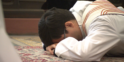 Es wird ernst: Der auf dem Boden ausgestreckte Kandidat macht sich durch eine radikale Geste verfügbar für ein Leben in der radikalen Nachfolge Jesu