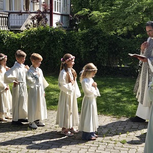 Einzug aus dem Pfarrgarten