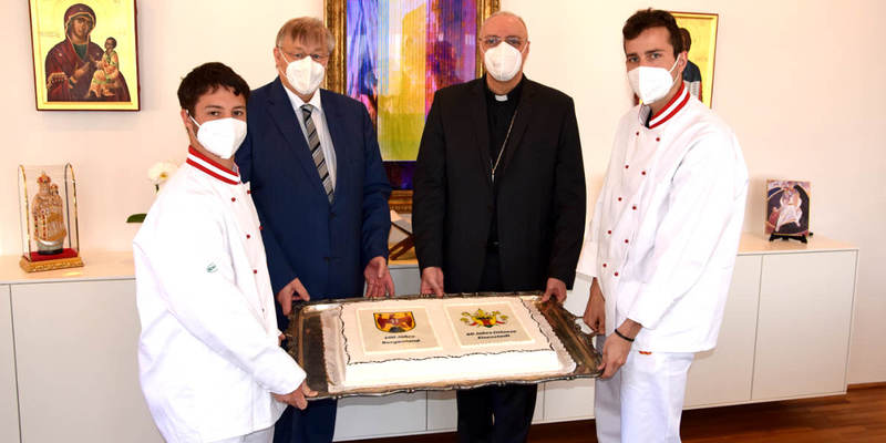 Direktor Johannes Fenz mit Lehrlingen der Berufsschule Eisenstadt