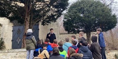 Lukas Pallitsch mit SchülerInnen des Gymnasiums 'Wolfgarten' vor dem Mausoleum der Familie Wolf, das sich hundert Meter oberhalb des Schulgebäudes befindet.