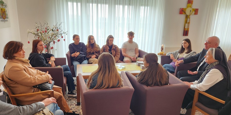 Die Teilnehmerinnen und Teilnehmer am Theotag werden ermutigt, dem Bischof kritische Fragen zu stellen.