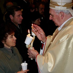 Bischof Paul Iby erteilt den Blasiussegen.