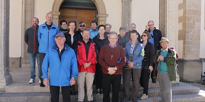 	 	  Die von Generalvikar Martin Korpitsch begleitete burgenländische Pilgergruppe am ersten Tag ihrer Wallfahrt auf dem Martinusweg von Hechingen nach Rottenburg am Neckar. Die Europafahne verweist darauf, dass 'Martin ein europäischer Heiliger war,