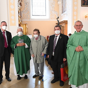 Anna und Johann Harmtodt (der zugleich seinen 80. Geburtstag feierte) aus Neumarkt im Tauchental wurden für ihre 60. Teilnahme an der Arbeiterwallfahrt von Bischofsvikar P. Karl Schauer OSB und KAB-Seelsorger Ernst Pöschl geehrt.