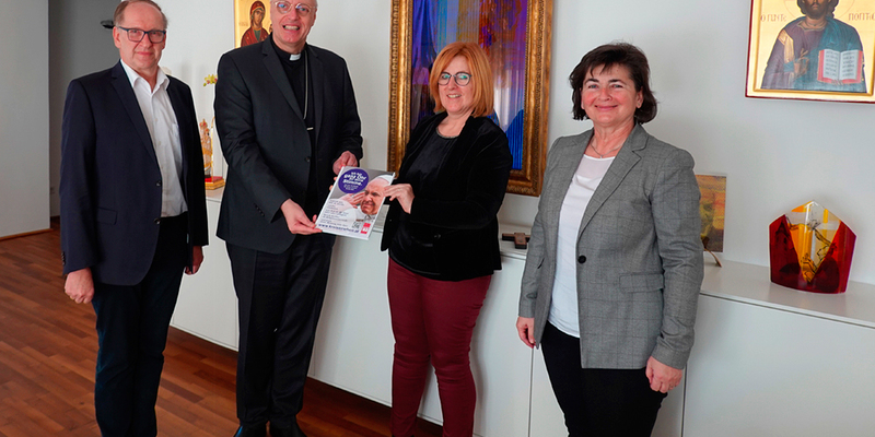 Bischof Ägidius J. Zsifkovics und Direktorin des Schulamtes und des Gymnasiums der Diözese Wolfgarten Andrea Berger-Gruber mit Doris Ziniel und Walter Hermann von der Arbeitsgemeinschaft 'feel the pulse' bei der Übergabe der Publikation zum Synodalen