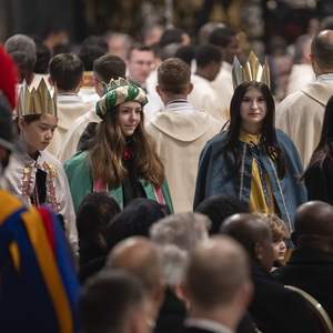 Clara aus der Pfarre Frauenkirchen (grüner Umhang) bei der Gabenprozession.