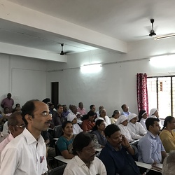 Die Hörer des Liturgieseminars lauschen gespannt den Ausführungen über die Partnerschaft zwischen Eisenstadt und Kanjirapally