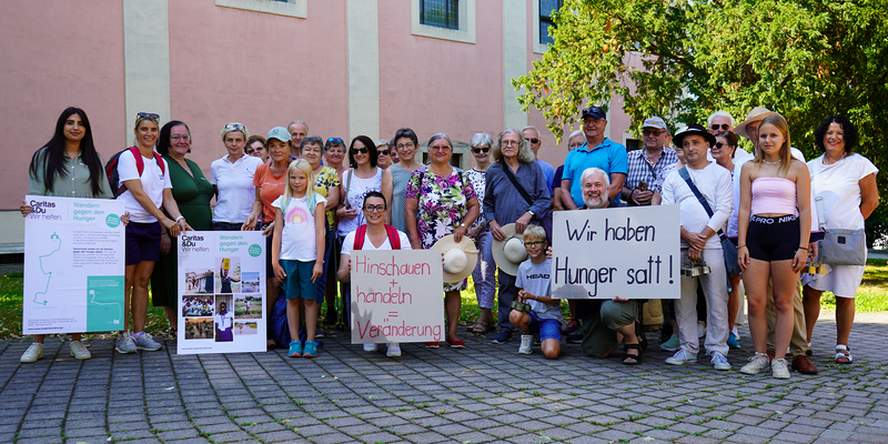 Wandern gegen Hunger: Dechant Norbert Filipitsch, Caritas Direktorin Melanie Balaskovics und Mitglieder der umliegenden Pfarrgemeinden.