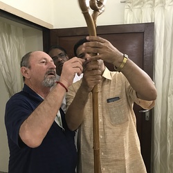 Natürlich wird dem Bischöflichen Chauffeur noch genauestens erklärt, wie die Zerlegung des Bischofsstabs für den Transport zu erfolgen hat