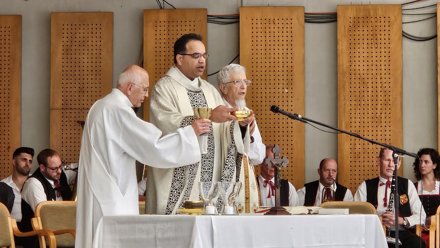 Gottesdienst und Segnung Löschfahrzeug / Nadja Hutter Hl. Messe - Zelebranten