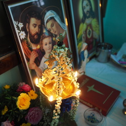 Auch die Hausschlüssel der anderen (rechts im Hintergrund) liegen bei der Segnungsfeier auf dem Hausaltar