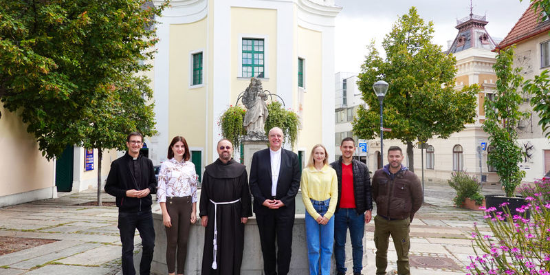 Diözesanbischof Ägidius J. Zsifkovics (Mitte) und das Team der 'Kroatischen Mission' laden herzlich zum Eröffnungsgottesdienst am Sonntag, dem 25. September 2022, 10 Uhr, in die Franziskanerkirche ein.