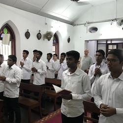 Die Seminaristen lauschen aufmerksam