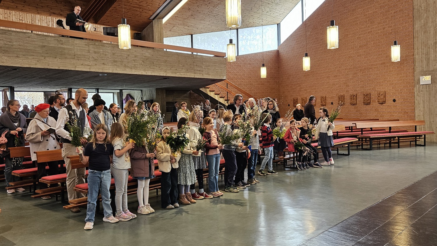 Erstkommunionkinder mit Palmsträußen