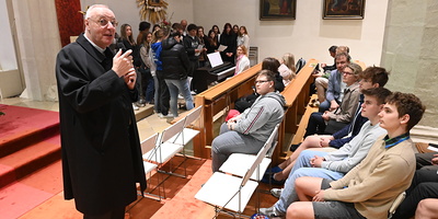 Bischof Zsifkovics hieß die Schüler:innen der 7. Schulstufe am TheoTag der Diözese herzlich willkommen.