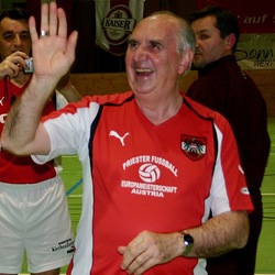 Bischof Paul Iby im Fußballtrikot