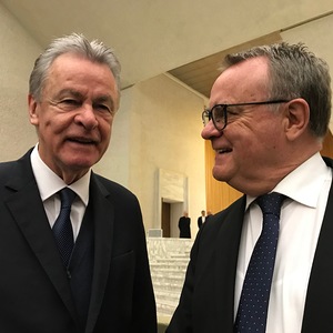 Zwei Fußball-Fans warten auf den dritten, Papst Franziskus: die Schweizer Fußball- und Trainerlegende Ottmar Hitzfeld beim Gedankenaustausch mit Hans Niessl