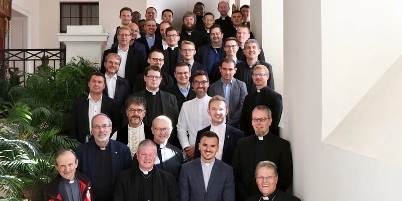 Gruppe mit Erzbischof Hranic (rechts unten)