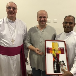 Ein Glaskreuz von Heinz Ebner wird künftig auch die Fakultätsmensa zieren 