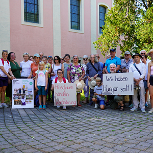 Wandern gegen Hunger: Dechant Norbert Filipitsch, Caritas Direktorin Melanie Balaskovics und Mitglieder der umliegenden Pfarrgemeinden