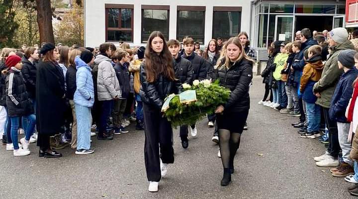 Die Schüler:innen auf dem Weg zur Kranzlegung im Wolf-Mausoleum.