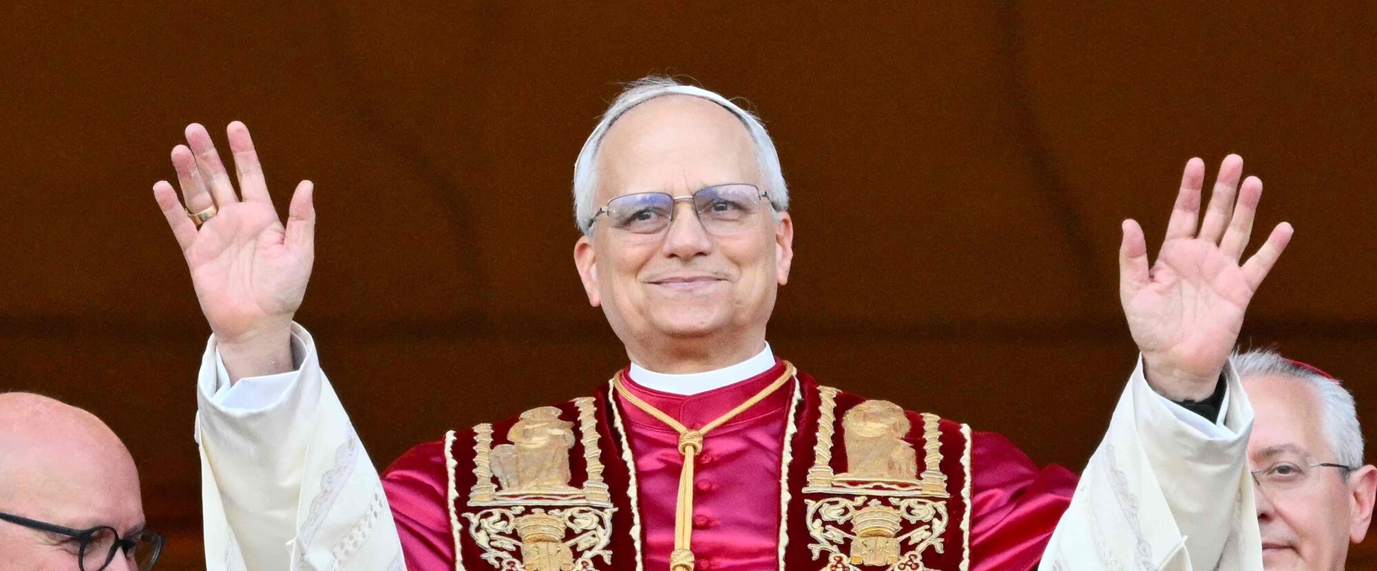 Download von www.picturedesk.com am 09.05.2025 (09:28). Newly elected Pope Leo XIV, Robert Prevost arrives on the main central loggia balcony of the St Peter's Basilica for the first time, after the cardinals ended the conclave, in The Vatican, on M