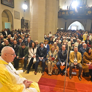 Zahlreiche Gläubige im Martinsdom.