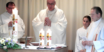 Pfarrvikar Michael Wohland mit Diözesanbischof Ägidius J. Zsifkovics und Pfarrer in Ruhe Johann Lentsch bei der Jubiläumsmesse in der Kapelle zum sel. Ladislaus Batthyány-Strattmann. 