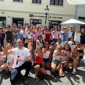 Rund 60 Schüler:innen und Lehrerinnen des Gymnasiums Wolfgarten unterstützten die Aktion 'Kinderarbeit stoppen!' in Eisenstadt.