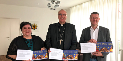 'Europa braucht vieles, aber am meisten Dich!' lautet die zentrale Botschaft des Osterbriefs, für die sich Alexandra Kern (links) und Peter Goldenits (rechts) von der Katholischen Aktion und Bischof Ägidius J. Zsifkovics (Mitte) gemeinsam engagieren.
